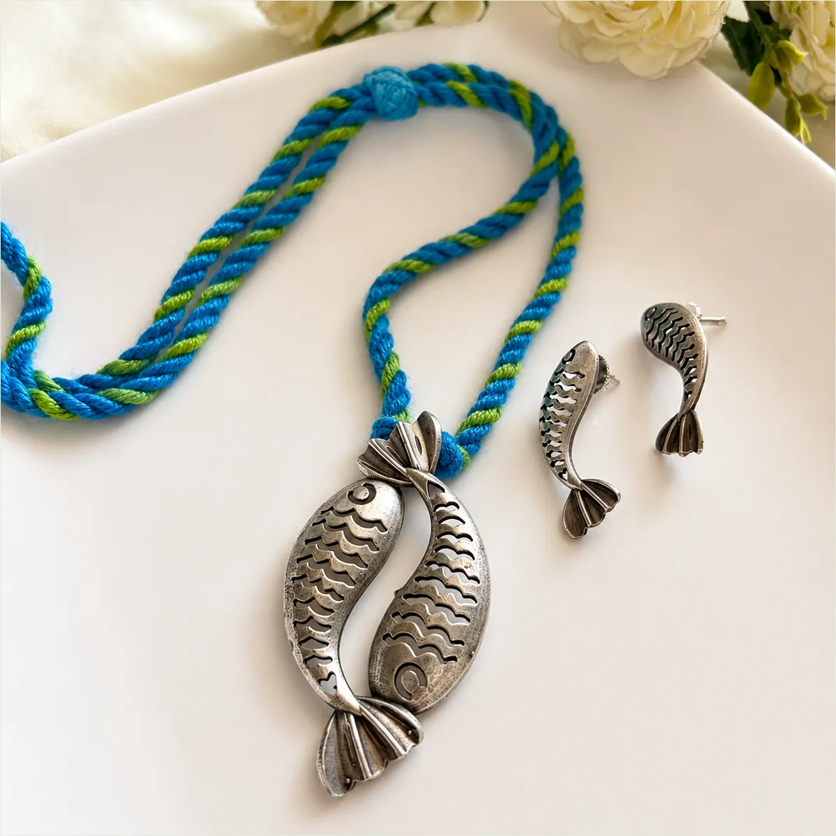 Fish thread necklace